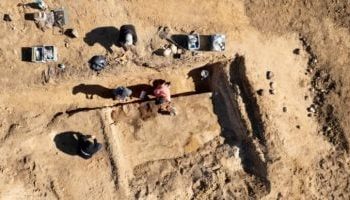 العثور على مقبرة تعود إلى عصر الفايكنج لزعيم في الدنمارك.. ما قصتها؟