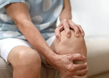 يتصدرها الكركم.. أفضل 5 أطعمة تخفف أعراض التهاب المفاصل