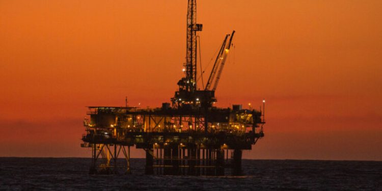 النفط يتراجع بعد مكاسب 4%.. السوق تعيد تقييم مخاطر الإمدادات بفعل التوتر الإيراني الإسرائيلي